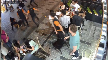 Yan masadaki kadınlara laf atan yabancılar ortalığı karıştırdı