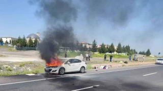 Yanan otomobile pet şişelerle müdahale ettiler