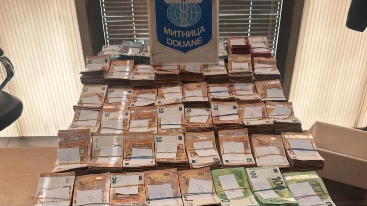 Yatağın altına 524 bin 940 euro gizlemiş