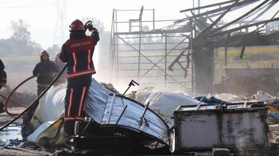 Yatak süngeri üreten tesiste korkutan yangın
