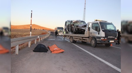 Yolcu otobüsü arabayla çarpıştı: 2 ölü