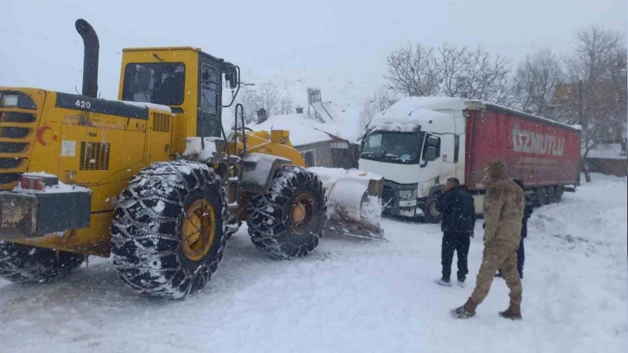 Yolda kalan tırın yardımına ekipler yetişti