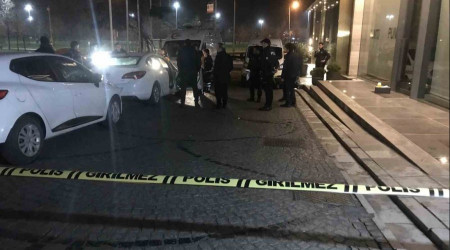Zeytinburnu'nda bir şahıs araçta ölü bulundu