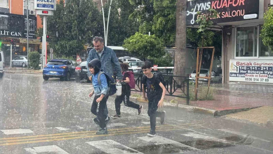 Adana'da şiddetli yağış etkili oldu