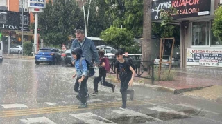 Adana'da şiddetli yağış etkili oldu