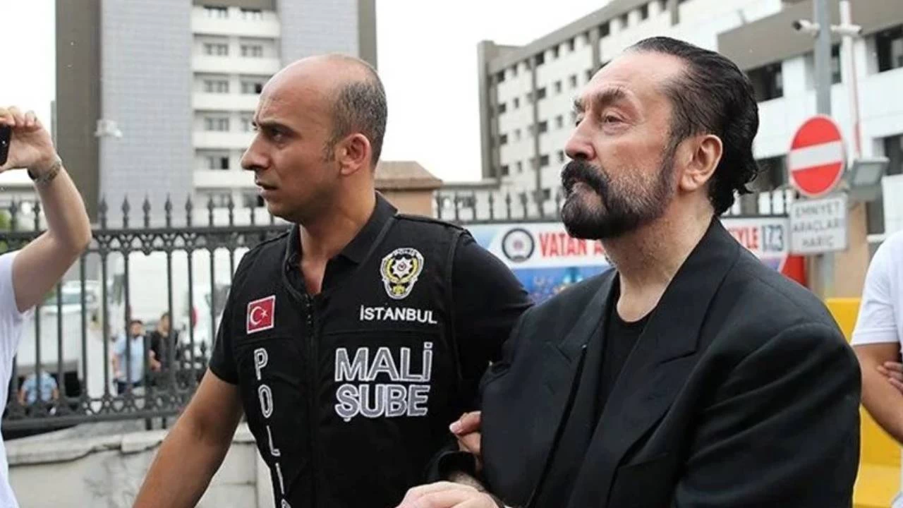Adnan Oktar hakkında cezaevinden örgütü yönettiği suçlamasıyla 43,5 yıl hapis istendi