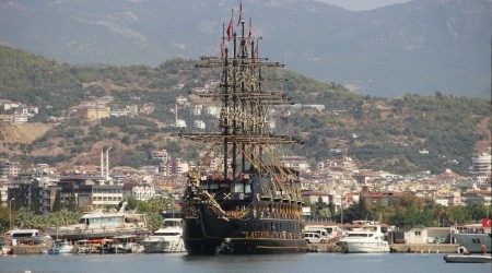 Alanya'da kayıt dışı tur yapan teknelere tepki