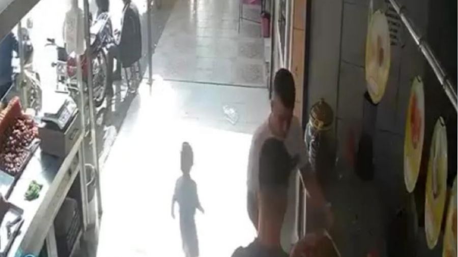 Annesinin kaldırıma bıraktığı çocuk az kalsın kamyonetin altında eziliyordu