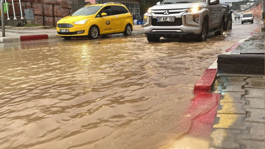 Antalya'da şiddetli yağmur yolları göle çevirdi