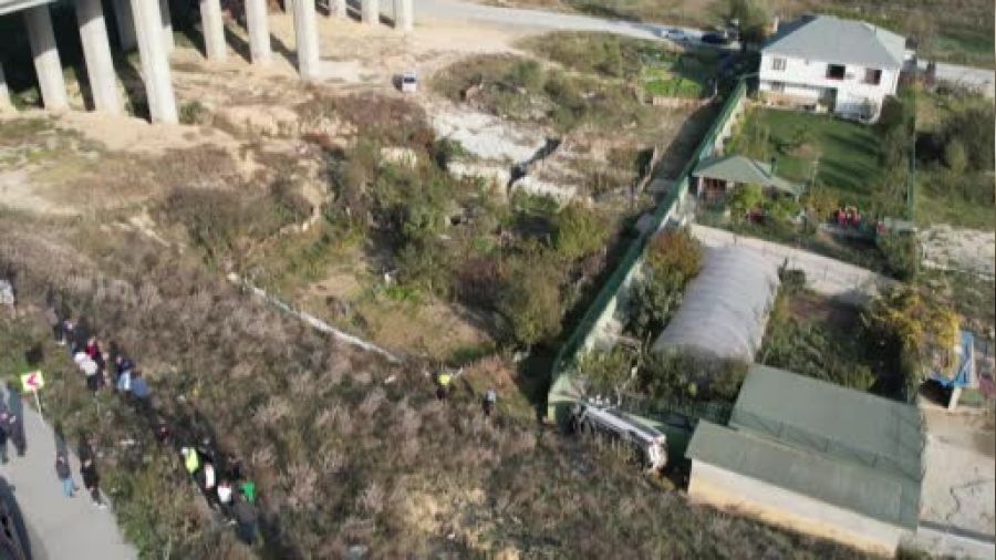 Arnavutköy'de okul servisi şarampole yuvarlandı: 2 yaralı