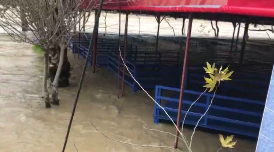  Ar ya ma tard,Irmak kenarndaki restoran su altnda kald