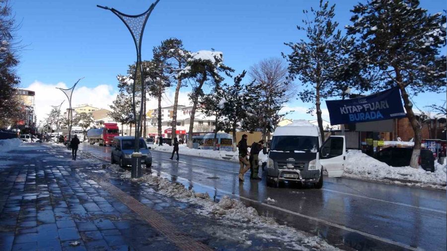 Askeri kışlanın önünde şüpheli paket