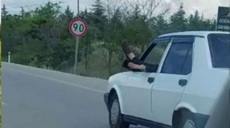 Ayakları dışarda araba kullanan sürücüye ceza gecikmedi