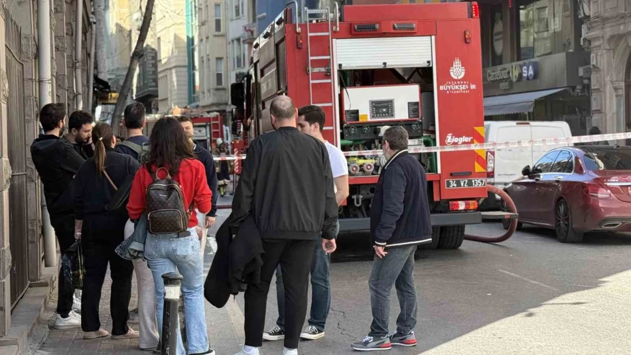 Beyoğlu'nda iş merkezinde yangın