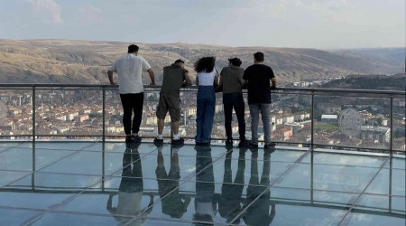 Bin 200 rakımdaki cam terastan eşsiz manzara