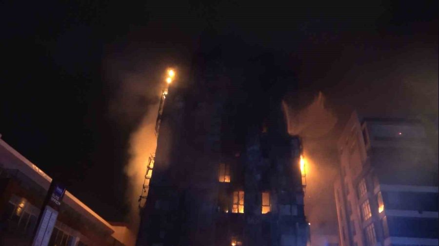 Bursa'da 10 katlı merkezi alevlere teslim oldu