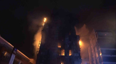 Bursa'da 10 katlı merkezi alevlere teslim oldu