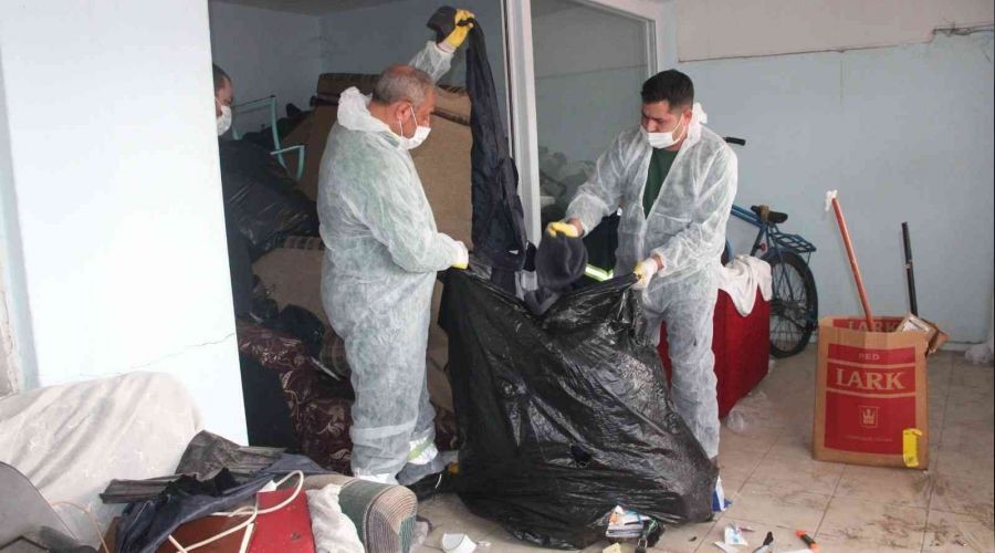 Çöp evden 12 ton çöp çıktı