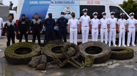 Denizden 7 ton çöp çıkarıldı