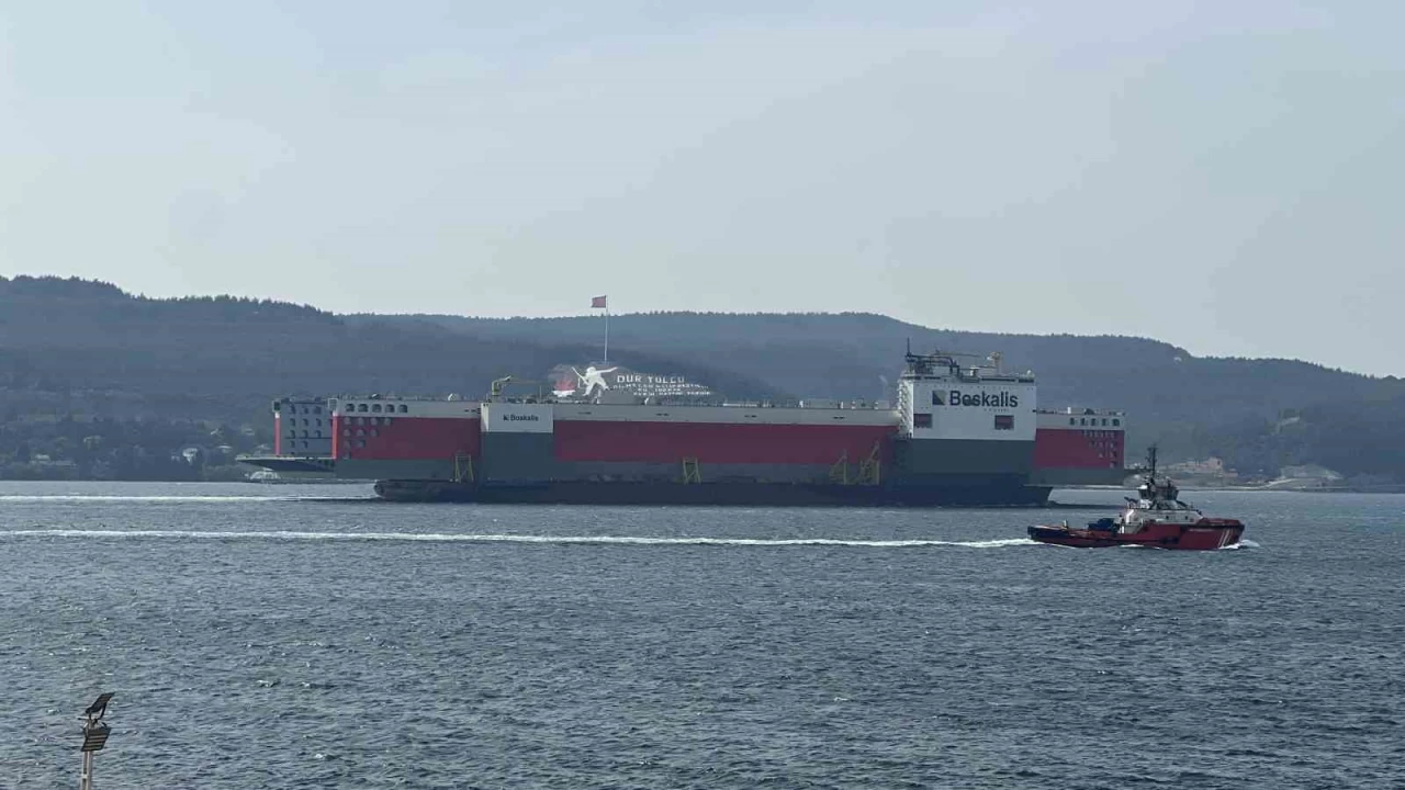 Dev Yüzer Havuz Çanakkale Boğazı'ndan geçti