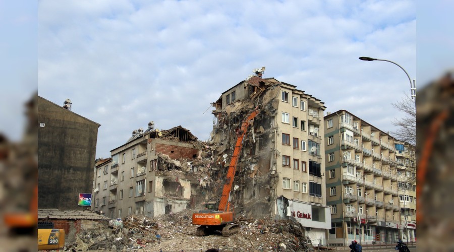 Elazığ’da yıkım çalışmaları sürüyor