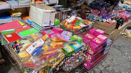 Eminönü'nde okul alışverişi hareketliliği