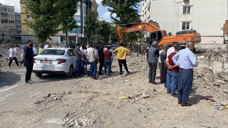 Enkaz altından kadın cesedi çıktı