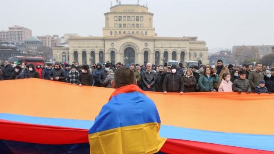 Ermeniler yine Paşinyan'ın istifasını istiyor