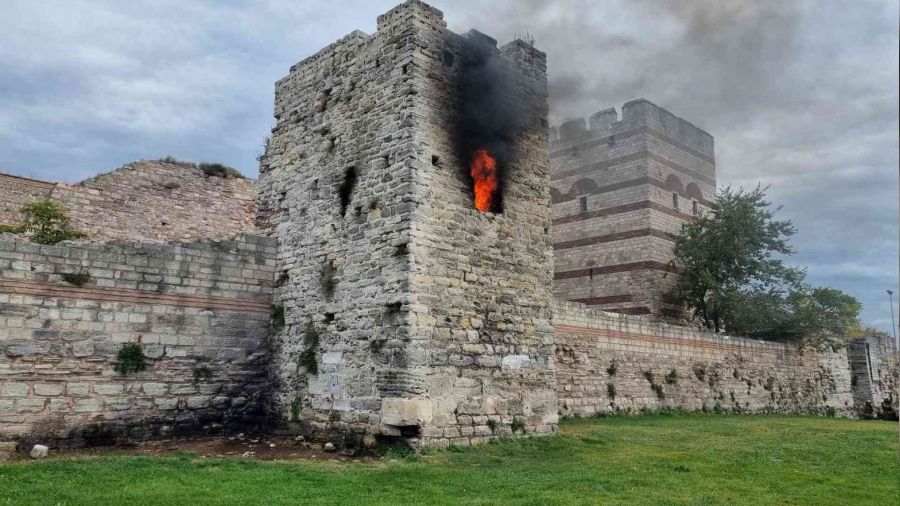 Fatih'te tarihi surlardaki kule yandı