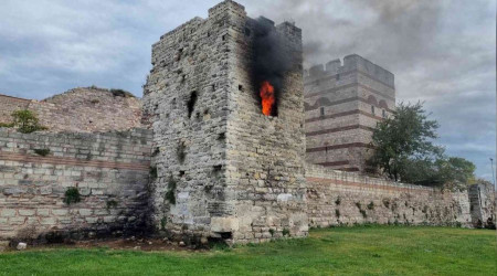 Fatih'te tarihi surlardaki kule yandı