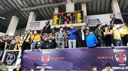 Fenerbahçe Beko - Galatasaray Nef derbisinde maç durdu
