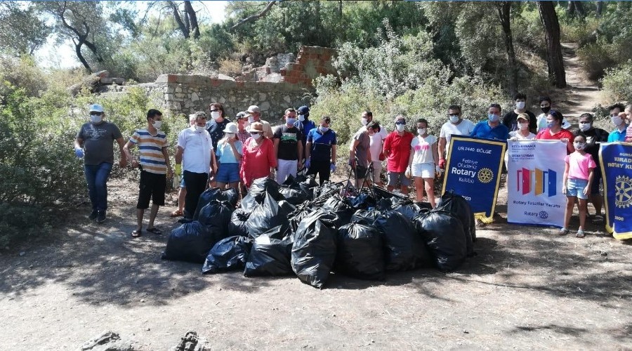 Fethiye'de 2 ton çöp toplandı
