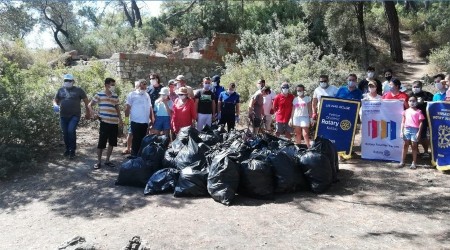 Fethiye'de 2 ton çöp toplandı