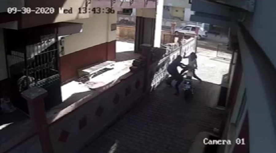 Genç kız pencereden hırsızların üzerine atladı