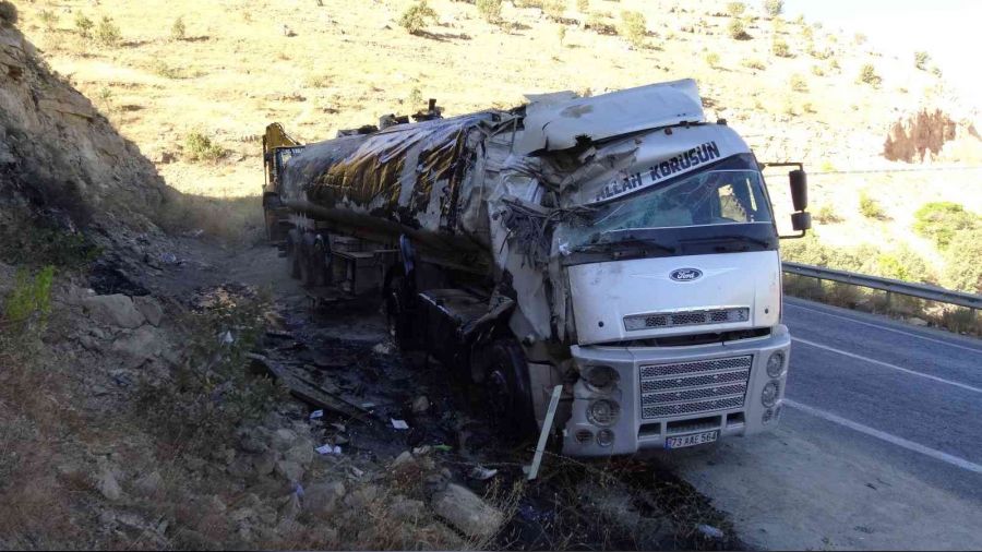 Gercüş'te asfalt yüklü tır devrildi