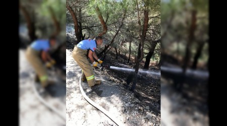 Giysilerini kurutmak isteyen ocuk orman yakt