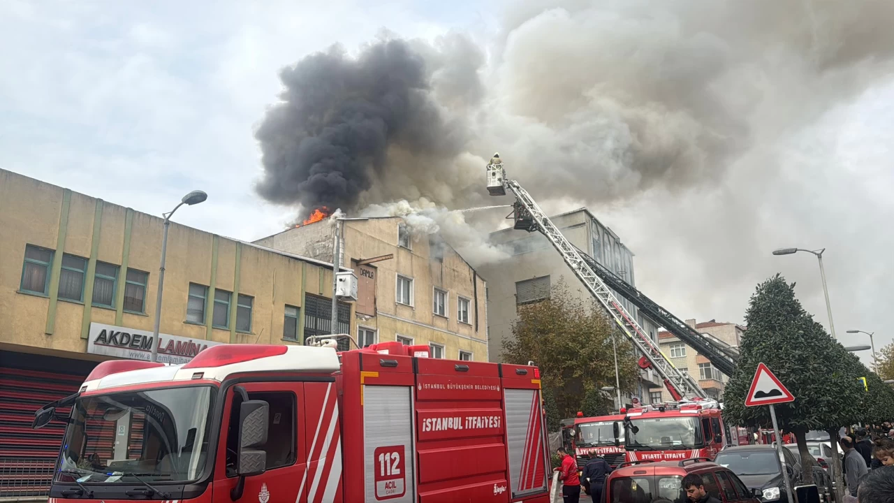 Güngören'de tekstil fabrikasında çıkan yangına müdahale ediliyor