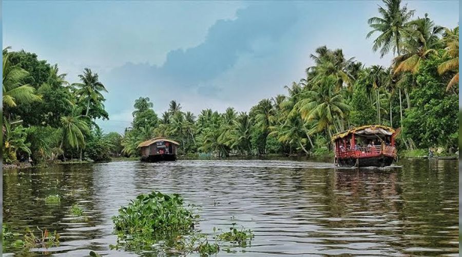 Hindistan'da iki yolcu teknesi çarpıştı