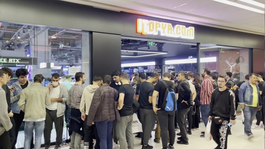 İndirimli bilgisayar için 3 saat beklediler