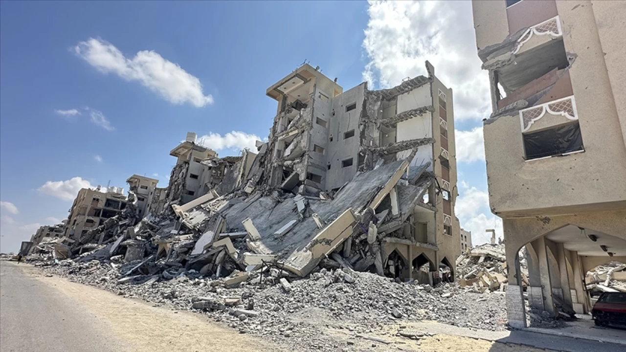 İsrail ordusu Gazze'de yerinden edilenlerin sığındığı bir okulu bombaladı