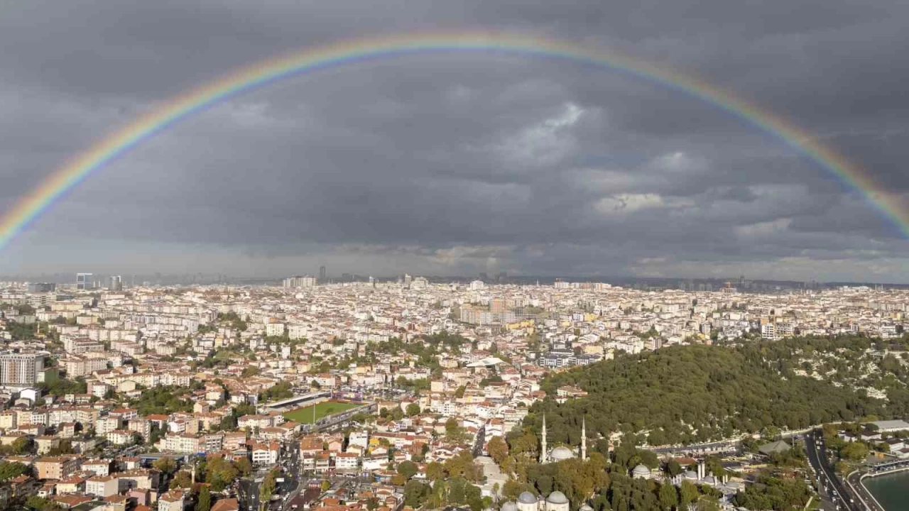 stanbul semalarnda oluan gkkua kendine hayran brakt