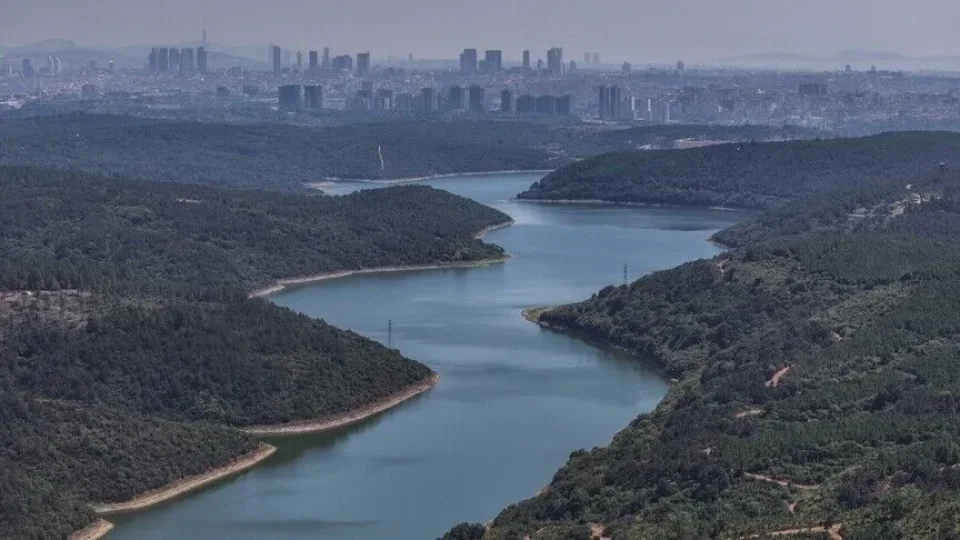 İstanbul'a su sağlayan barajlardaki ortalama doluluk oranı dünkü yağışların etkisiyle bir günde yüzde 7,16 artarak yüzde 45,22 seviyesine yükseldi