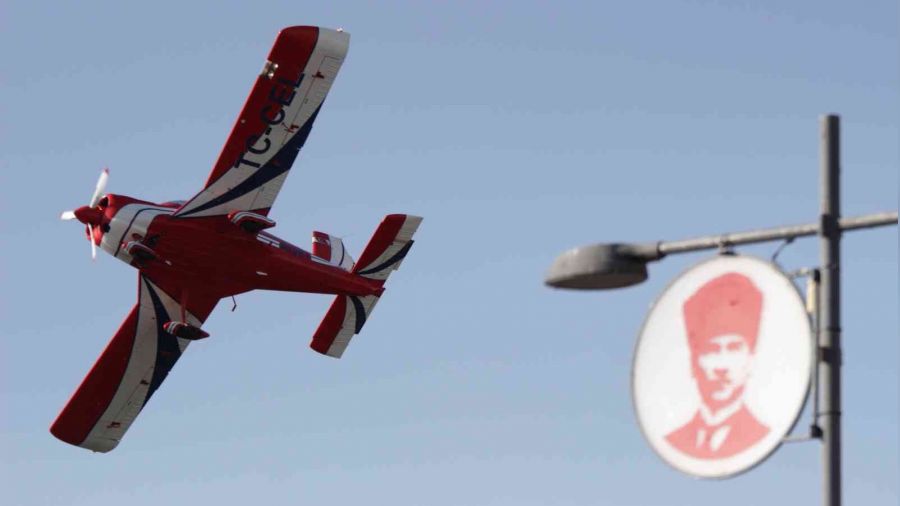 İzmir'de göklerde kurtuluş coşkusu