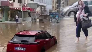 İzmir'i yollar göle döndü, araçlar suya gömüldü
