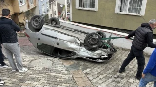 Kağıthane'de faciadan dönüldü: Otomobil doğal gaz kutusuna çarptı