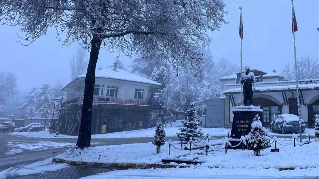 Karabük'te araçlar ve binalar karla kaplandı