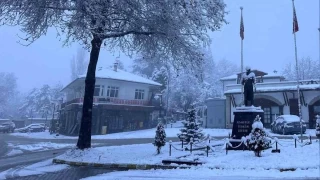 Karabük'te araçlar ve binalar karla kaplandı