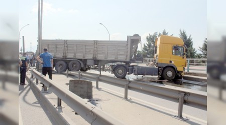 Kaza yapan kamyon trafiği kilitledi