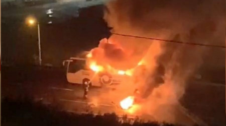 Kocaeli'de yolcu otobüsü alev alev yandı