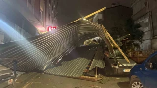 Küçükçekmece'de şiddetli rüzgar çatıyı uçurdu: Araçlar zarar gördü